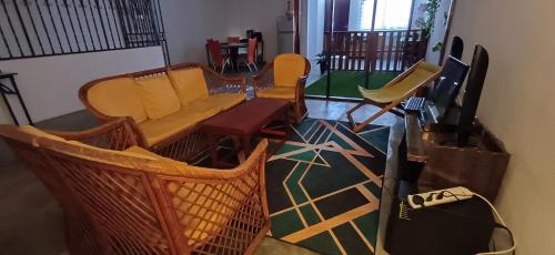 Nibung Tebal的住宿－Cozy Nature Homestay - ADS Printing，客厅配有椅子和沙发
