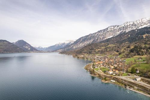 an aerial view of a town on the shore of a lake at Bijou Lake Side Sauna - Panorama-Terrasse, Sauna und Seeblick in Leissigen