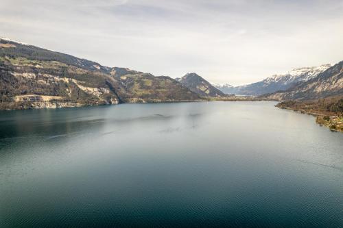 an aerial view of a lake in the mountains at Bijou Lake Side Sauna - Panorama-Terrasse, Sauna und Seeblick in Leissigen