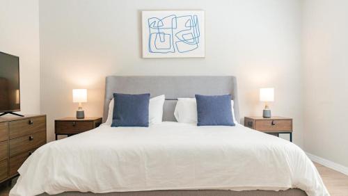 Ліжко або ліжка в номері Landing Modern Apartment with Amazing Amenities (ID7440X15)