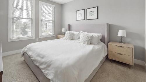Llit o llits en una habitació de Landing Modern Apartment with Amazing Amenities (ID3528)