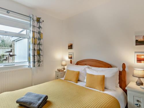 um quarto com uma cama grande e uma janela em 3 Bed in Heacham 84044 em Heacham