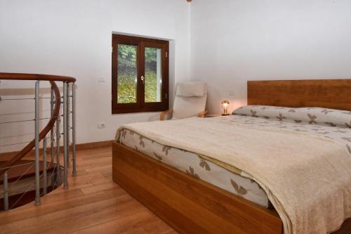 - une chambre avec un lit, une chaise et une fenêtre dans l'établissement Tenuta Valle degli Ulivi by Wonderful Italy, à Bellagio