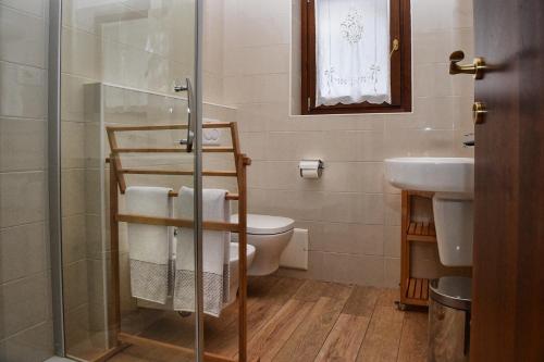 La salle de bains est pourvue d'une douche, de toilettes et d'un lavabo. dans l'établissement Tenuta Valle degli Ulivi by Wonderful Italy, à Bellagio