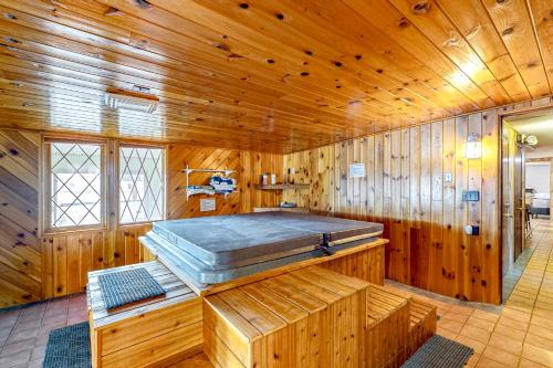 um grande quarto de madeira com uma cama em The Crown of Maine on Main em Madawaska