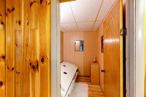 einen Flur mit einem Zimmer mit einem Bett darin in der Unterkunft The Crown of Maine on Main in Madawaska