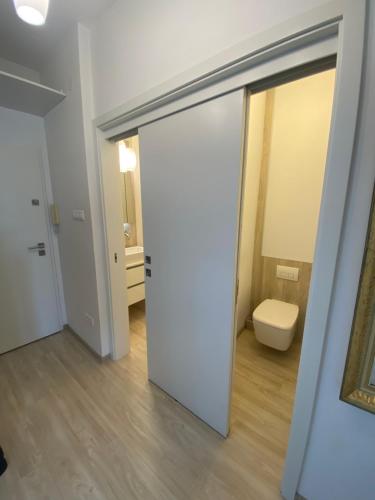 La salle de bains est pourvue de toilettes. dans l'établissement Moderný byt v centre mesta, à Nitra