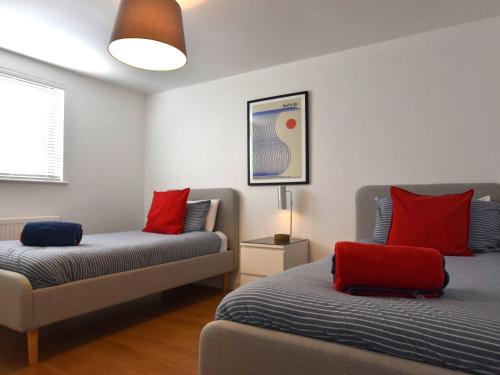 Postel nebo postele na pokoji v ubytování 2 Bed in Widemouth Bay 86152