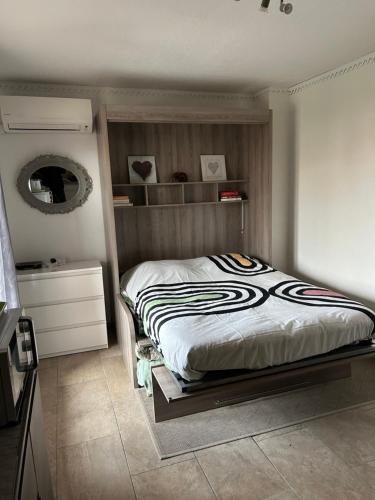 studio climatisé proche port et plages tesisinde bir odada yatak veya yataklar