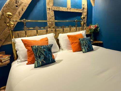 a bedroom with a bed with orange and blue walls at Three Cocks Hotel in Brecon