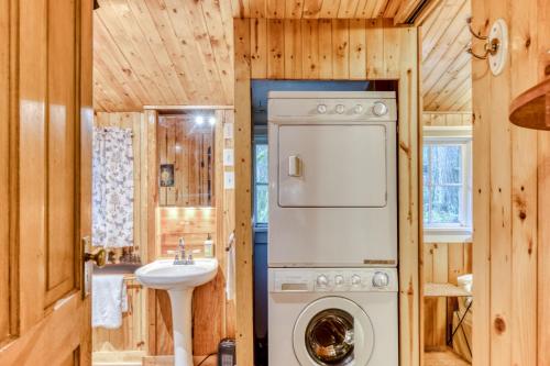 a kitchen with a washer and dryer in a house at The Cedars Cabin in Welches
