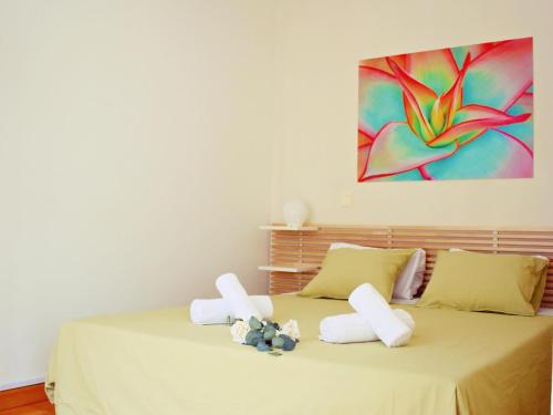 2 camas con toallas y una pintura en la pared en Cozy apatment just 10 mins from the City Centre en Málaga