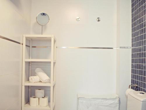 馬拉加的住宿－Cozy apatment just 10 mins from the City Centre，浴室设有毛巾架和镜子