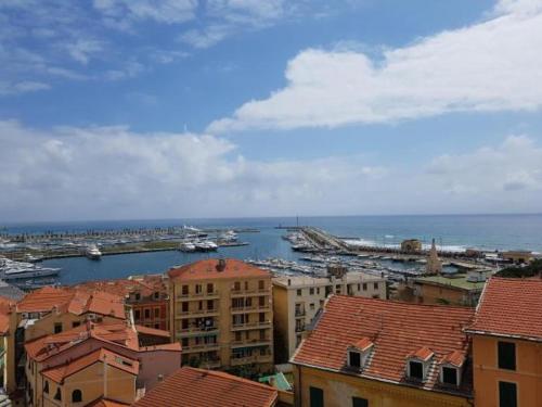 uitzicht op een stad met gebouwen en een haven bij Il mare in valigia in Imperia