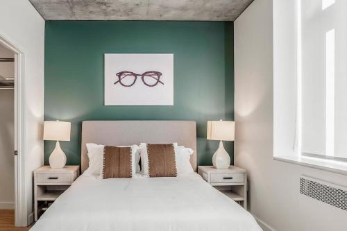 Säng eller sängar i ett rum på Landing Modern Apartment with Amazing Amenities (ID1348X713)