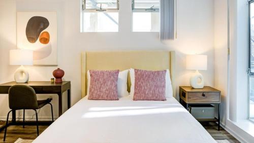 Un pat sau paturi într-o cameră la Landing - Modern Apartment with Amazing Amenities (ID8273X03)