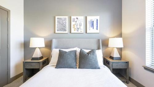 una camera da letto con un letto con due lampade su entrambi i lati di Landing - Modern Apartment with Amazing Amenities (ID9024X45) a Spring Hill