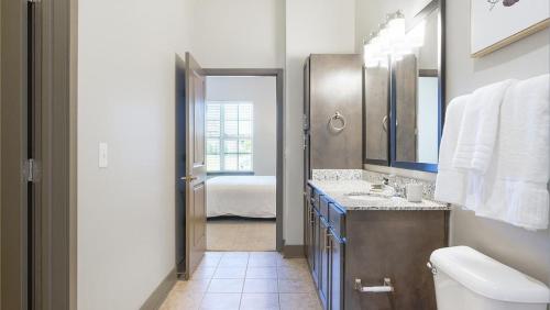 bagno con lavandino, servizi igienici e specchio di Landing - Modern Apartment with Amazing Amenities (ID9024X45) a Spring Hill
