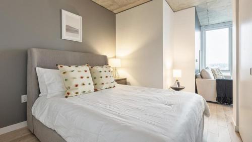 Säng eller sängar i ett rum på Landing - Modern Apartment with Amazing Amenities (ID5157X18)