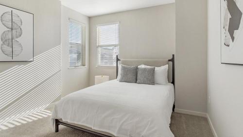 ein weißes Schlafzimmer mit einem Bett mit weißer Bettwäsche und Kissen in der Unterkunft Landing - Modern Apartment with Amazing Amenities (ID8814) in Boulder