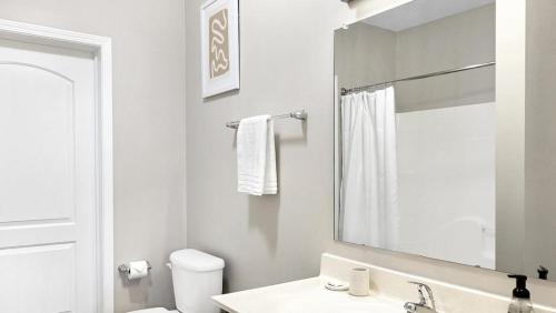 Phòng tắm tại Landing - Modern Apartment with Amazing Amenities (ID8451X34)
