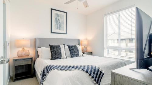 - une chambre avec un lit, une télévision et une fenêtre dans l'établissement Landing - Modern Apartment with Amazing Amenities (ID5770X40), à Everett