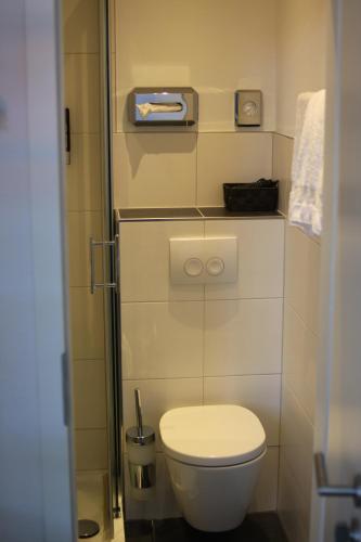 ヴァルドルフにあるHotel Restaurant Erbprinz Walldorfのバスルーム(白いトイレ付)が備わります。