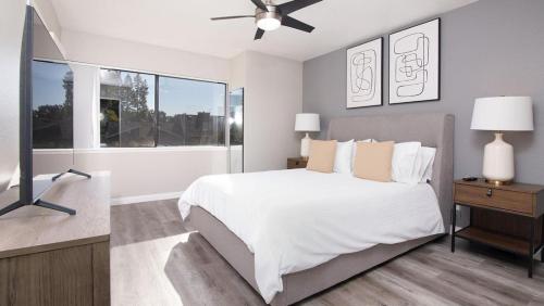 1 dormitorio con cama blanca y ventana en Landing - Modern Apartment with Amazing Amenities (ID8704X95), en Redlands