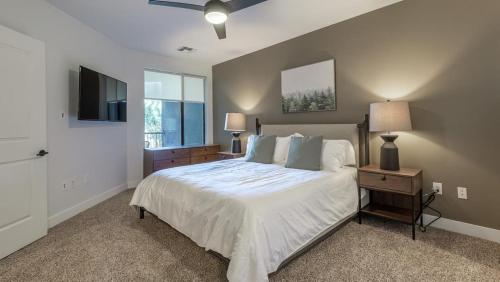 Posteľ alebo postele v izbe v ubytovaní Landing - Modern Apartment with Amazing Amenities (ID7427X93)