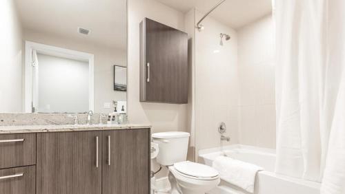 ein Badezimmer mit einem WC, einem Waschbecken und einer Badewanne in der Unterkunft Landing - Modern Apartment with Amazing Amenities (ID8458X06) in Miami