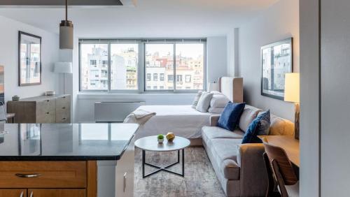 - un salon avec un canapé et une table dans l'établissement Landing - Modern Apartment with Amazing Amenities (ID5067X83), à New York