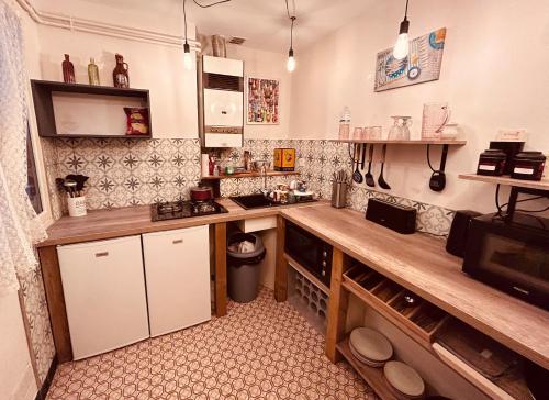 una cocina con encimera y fregadero. en Le Cosy Family Lourdes, en Lourdes