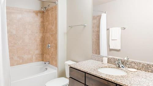 ein Badezimmer mit einem Waschbecken, einem WC und einer Badewanne in der Unterkunft Landing - Modern Apartment with Amazing Amenities (ID9847X59) in Cincinnati