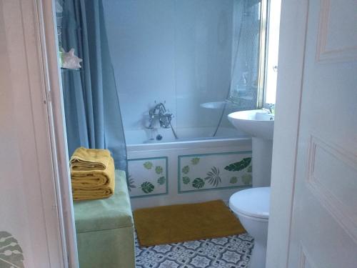 JESMOND HOUSE B&B Room3 Superking Ensuite في هال: حمام مع حوض ومرحاض ومغسلة