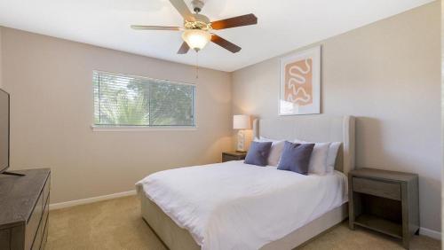um quarto com uma cama e uma ventoinha de tecto em Landing - Modern Apartment with Amazing Amenities (ID9254X75) em Houston