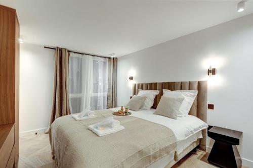 une chambre avec un lit avec un plateau dessus dans l'établissement 329 Suite Izak - Superbe Appartement à Paris, à Paris