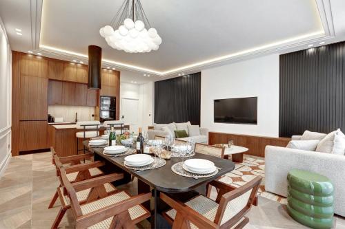 une salle à manger et un salon avec une table et des chaises dans l'établissement 329 Suite Izak - Superbe Appartement à Paris, à Paris