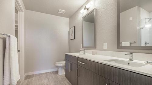 Landing - Modern Apartment with Amazing Amenities (ID8094X55) في Fort Myers Villas: حمام مع حوض ومرحاض