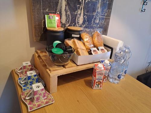 un tavolo con una scatola di pane e altri prodotti alimentari di B&B La Stazione a Cremona
