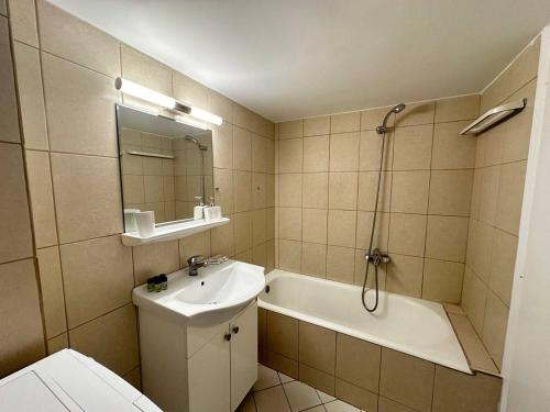 een badkamer met een wastafel, een bad en een toilet bij Superb New Family Apartment vipgreece in Athene