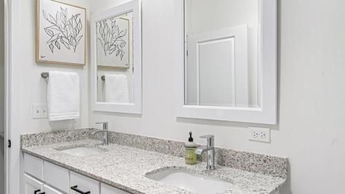 - Baño con 2 lavabos y 2 espejos en Landing - Modern Apartment with Amazing Amenities (ID8724X56), en Lombard