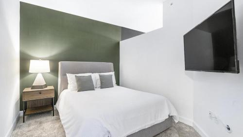 Кровать или кровати в номере Landing - Modern Apartment with Amazing Amenities (ID8724X56)
