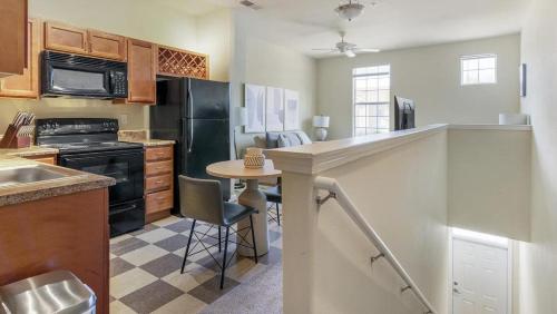 Una cocina o zona de cocina en Landing - Modern Apartment with Amazing Amenities (ID1203X117)