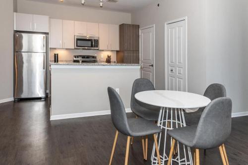 Een keuken of kitchenette bij Landing - Modern Apartment with Amazing Amenities (ID4378)