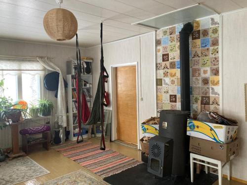 Zimmer mit einem Zimmer mit einem Bett und einem Zimmer in der Unterkunft Old Cozy Wood House in Rovaniemi