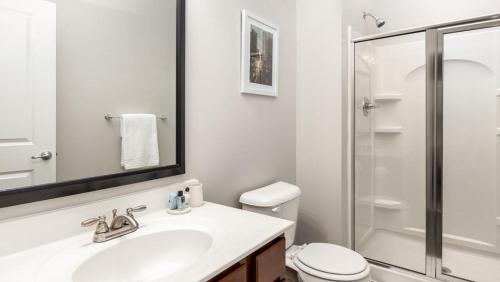 y baño blanco con lavabo y ducha. en Landing - Modern Apartment with Amazing Amenities (ID8701X65), en Dublin