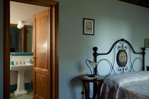 a bedroom with a bed and a sink and a mirror at Agriturismo La Colombaia in Cerreto Guidi