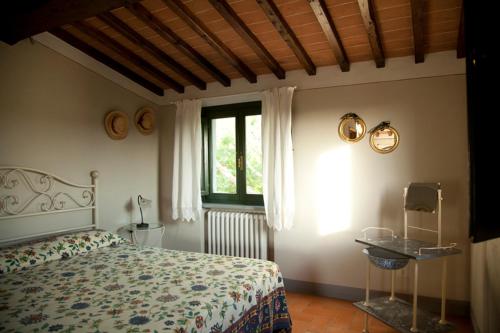 1 dormitorio con cama y ventana en Agriturismo La Colombaia en Cerreto Guidi
