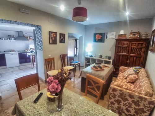 ein Wohnzimmer mit einem Sofa und einem Tisch in der Unterkunft Las Violetas in Villanueva de los Infantes
