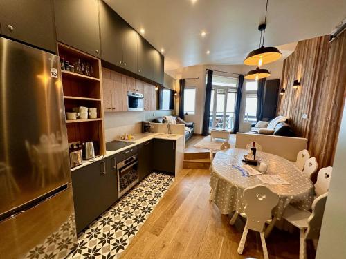 een keuken en eetkamer met een tafel in een kamer bij Large central apartment for 10 by Avoriaz Chalets in Avoriaz